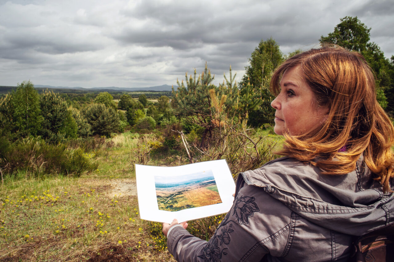 Stojíme společně s ředitelkou místního Geoparku Lenkou Mrázovou na jednom z kopců obory. Foto: Kateřina Hefler, Ekonews