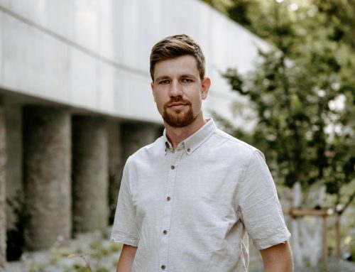 Politici rozsévají mýty a lidé jsou naštvaní a zklamaní, uvádí analytik Martin Abel