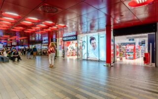 Síť drogerií Rossmann má v Česku přes 220 prodejen včetně této na pražském hlavním nádraží. Foto: poskytnuto společností Rossmann