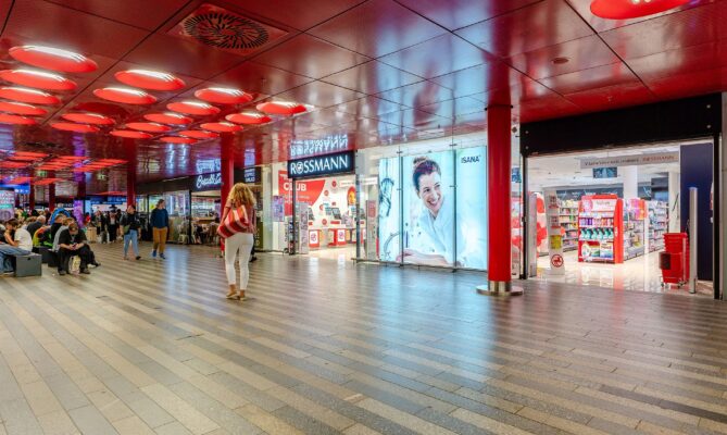 Síť drogerií Rossmann má v Česku přes 220 prodejen včetně této na pražském hlavním nádraží. Foto: poskytnuto společností Rossmann