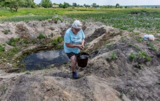 Ukrajinští zemědělci hospodaří na polích posetých jámami po dělostřeleckých granátech, nevybuchlou municí a vraky techniky. Foto: Mykola Tymčenko, Rubryka