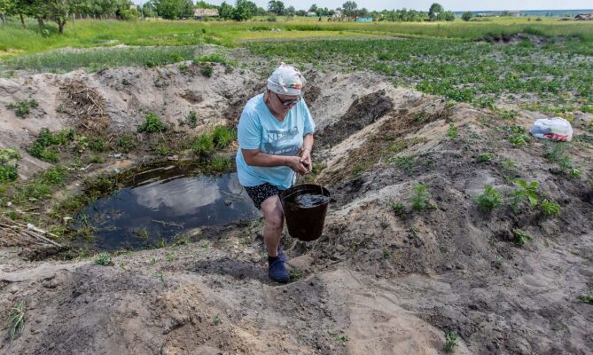 Ukrajinští zemědělci hospodaří na polích posetých jámami po dělostřeleckých granátech, nevybuchlou municí a vraky techniky. Foto: Mykola Tymčenko, Rubryka