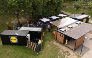 Lidl Česká republika se v pražské Stromovce v současnosti prezentuje projektem Letní terasa, která v areálu výstaviště vyrostla vedle veřejné grilovací zóny. Foto: poskytnuto společností Lidl