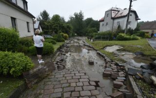Ulice ve Vápenném Podole na Chrudimsku 14. června 2020 při prudkém dešti zaplavila voda z polí. Vytrhala dlažbu z místní komunikace a zatopila několik domů. Foto: ČTK / Vostárek Josef