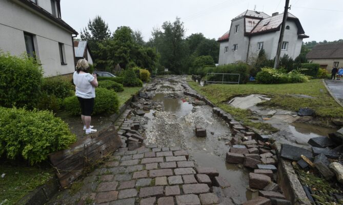 Ulice ve Vápenném Podole na Chrudimsku 14. června 2020 při prudkém dešti zaplavila voda z polí. Vytrhala dlažbu z místní komunikace a zatopila několik domů. Foto: ČTK / Vostárek Josef