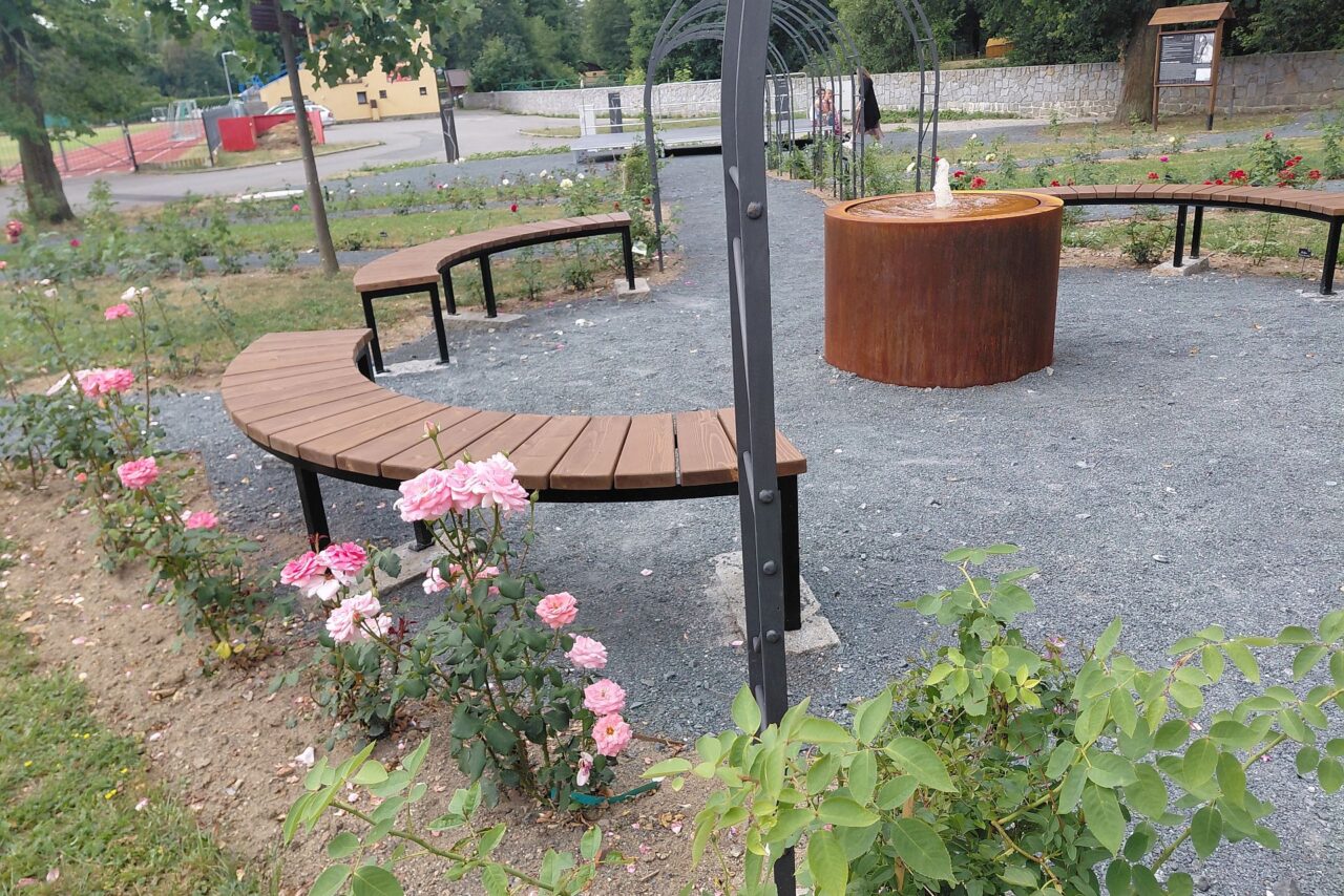 Rozárium plné Böhmových růží doplňuje fontánka. Foto: Irena Buřívalová, Ekonews