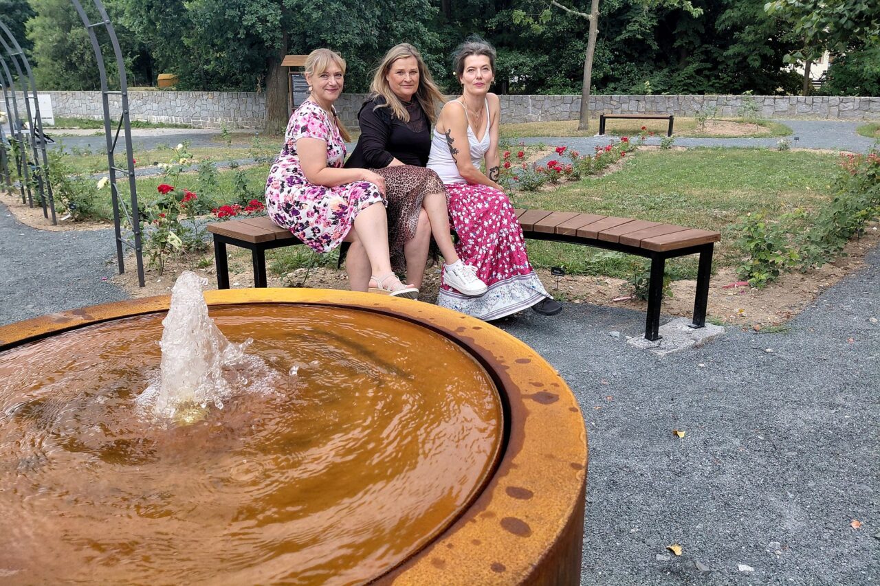 Zástupkyně spolku Růže Blatná se snaží o to, aby se sedmitisícovému městu znovu říkalo Město růží. Foto: Irena Buřívalová, Ekonews