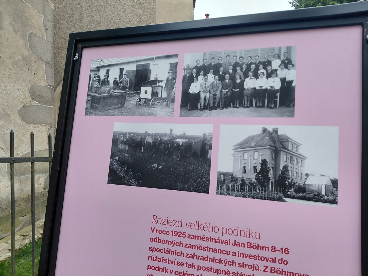 V blatenském rozáriu se návštěvníci díky informačním tabulím dozvědí spoustu věcí z historie šlechtění růží v tehdejším Československu. Foto: Irena Buřívalová, Ekonews