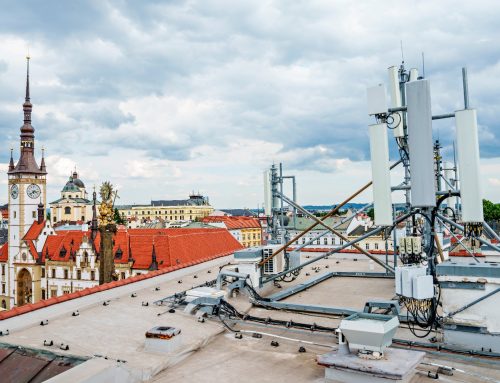 Vedro prověřuje mobily i sítě. Jak ochránit telefon a co dělají operátoři, abychom se dovolali i v extrémním počasí