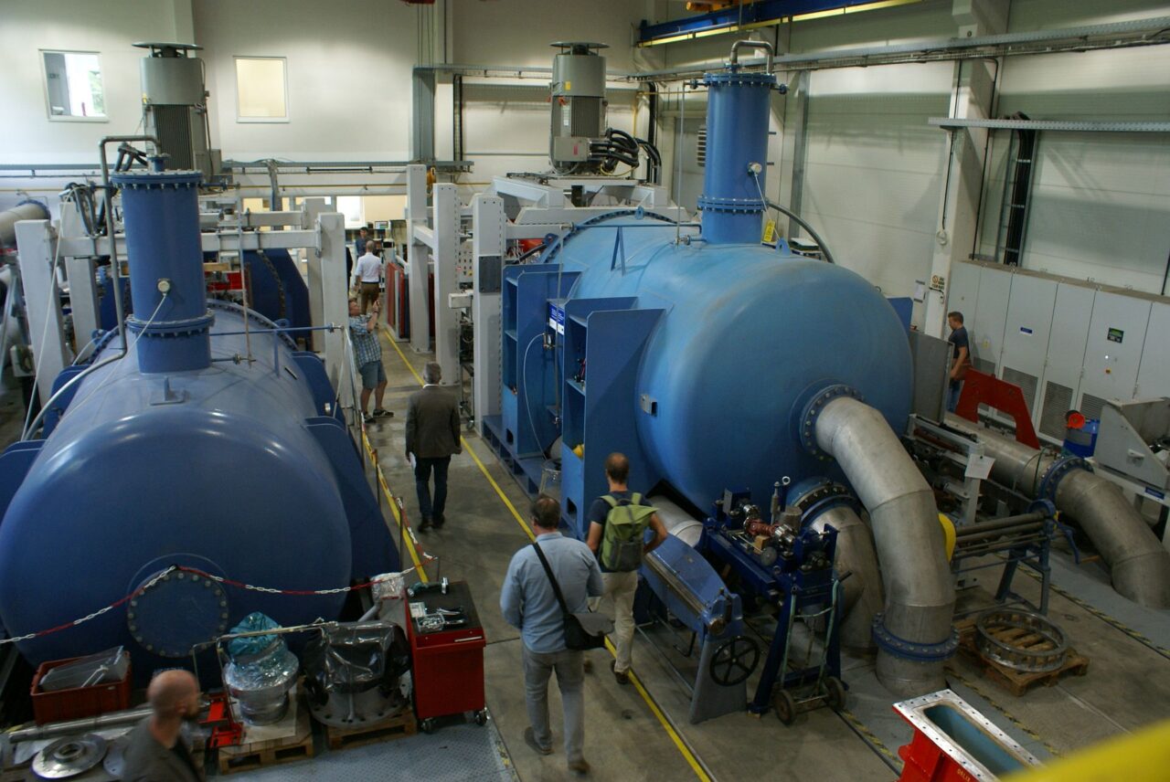 V hydraulické laboratoři firma Litostroj Engineering simuluje podmínky fungování přečerpávací elektrárny. Foto: Sára Mazúchová, Ekonews
