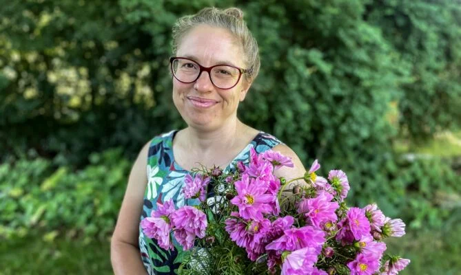 Lamya Zítková Kourdi je předsedkyní Platformy Výkvět, která sdružuje lokální ekologické pěstitele, prodejce a floristy řezaných květin v Česku a na Slovensku. Foto: poskytnuto Platformou Výkvět
