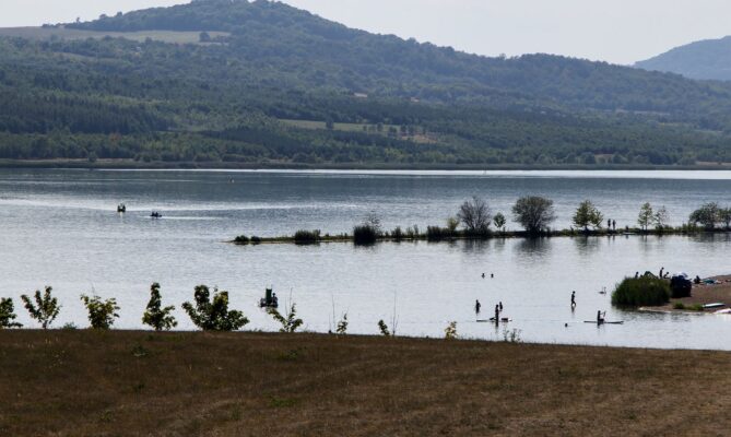 Jezero Milada poblíž Ústí nad Labem vzniklo zatopením bývalého hnědouhelného dolu. Foto: Karolína Chlumecká, Ekonews