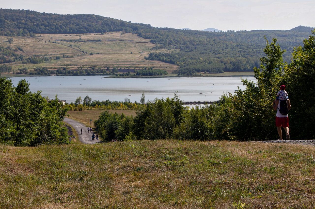 Těžba zde skončila na sklonku devadesátých let, s napouštěním se začalo v roce 2001 a trvalo devět let. Foto: Karolína Chlumecká, Ekonews