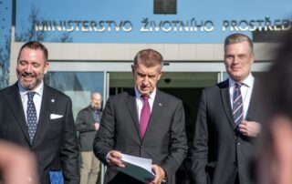 Igor Červený, Andrej Babiš a Filip Turek před ministerstvem životního prostředí, 23. února 2026. Foto: Kateřina Hefler, Ekonews