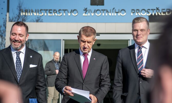 Igor Červený, Andrej Babiš a Filip Turek před ministerstvem životního prostředí, 23. února 2026. Foto: Kateřina Hefler, Ekonews