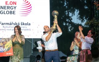 Jiří Prachař, pedagogický ředitel Farmářské školy, společně s generální ředitelkou skupiny E.ON v České republice Claudiou Viohl (vlevo) a herečkou Veronikou Khek Kubařovou při předávání ceny E.ON Energy Globe. Foto: poskytnuto společností E.ON