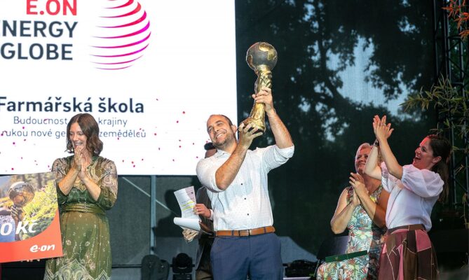Jiří Prachař, pedagogický ředitel Farmářské školy, společně s generální ředitelkou skupiny E.ON v České republice Claudiou Viohl (vlevo) a herečkou Veronikou Khek Kubařovou při předávání ceny E.ON Energy Globe. Foto: poskytnuto společností E.ON