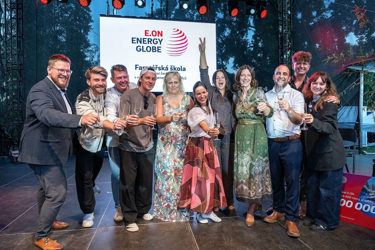 Finalisté ceny E.ON Energy Globe a patroni jejich projektů z řad celebrit společně s generální ředitelkou skupiny E.ON v České republice při předávání ceny E.ON Energy Globe. Foto: poskytnuto společností E.ON