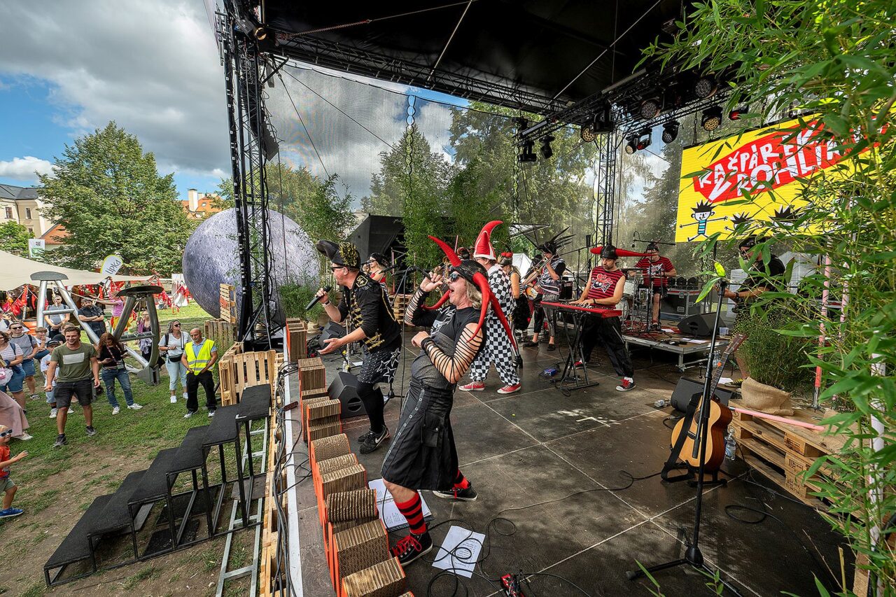 Přes den na festivalu vystoupilo několik kapel a dalších umělců včetně uskupení Kašpárek v rohlíku. Foto: poskytnuto společností E.ON