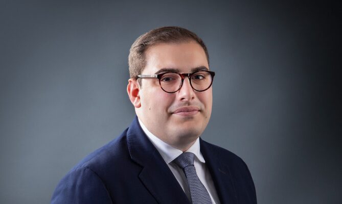 Matteo Squeo je italský právník působící v Bruselu, který se specializuje na regulační právo EU se zvláštním zaměřením na udržitelnost, regulaci výrobků, oběhové hospodářství a greenwashing. Foto: poskytnuto Matteem Squeo