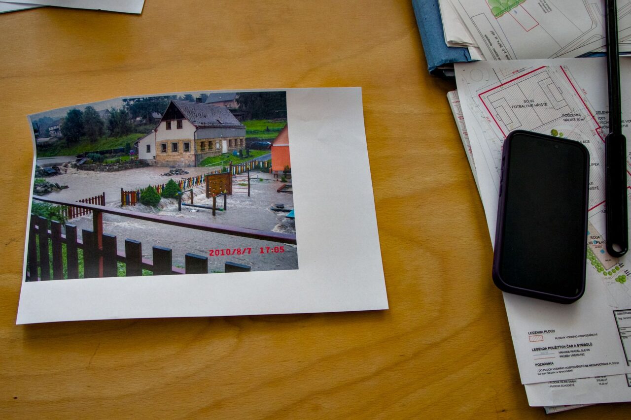 V roce 2010 se obcí prohnaly bleskové povodně, starostka se proto rozhodla, že musí se zadržováním vody něco začít podnikat. Foto: Karolína Chlumecká, Ekonews