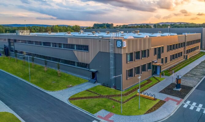 Urbanity Campus Tachov je podle skupiny prvním areálem v Česku, který získal mezinárodní certifikaci BREEAM Communities, jež hodnotí udržitelnost celých čtvrtí a veřejných prostor. Foto: poskytnuto společností Urbanity