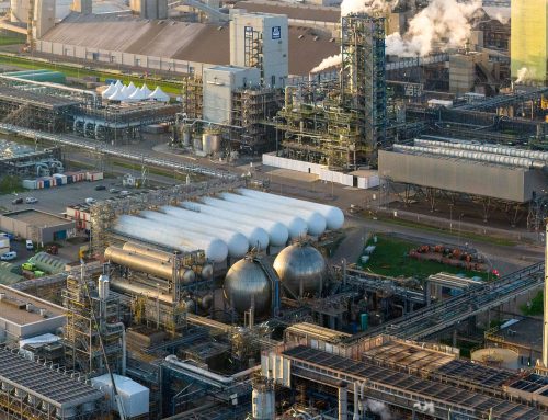 Chytají CO₂ při výrobě hnojiv. Největší evropský projekt zachytávání uhlíku se rozběhl v Nizozemsku