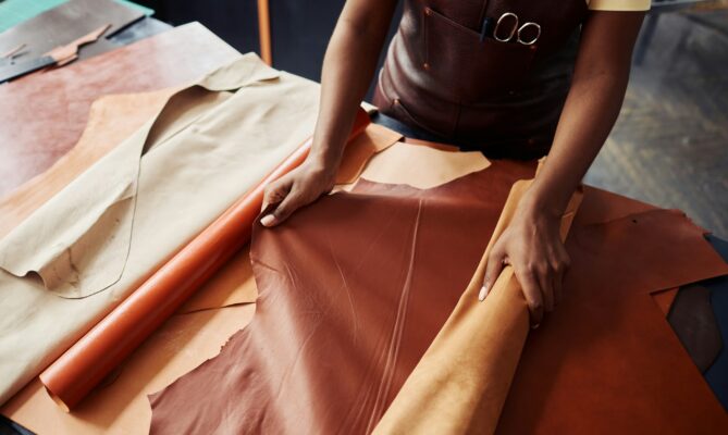 Kůže je velmi specifický materiál, pro který v současnosti neexistuje udržitelná alternativa. Foto: Getty Images