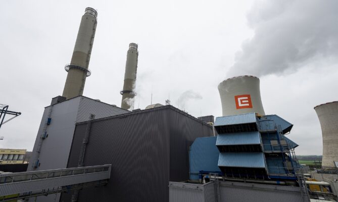 Uhelnou elektrárnu Počerady koupila v roce 2021 od společnosti ČEZ skupina Sev.en Energy finančníka Pavla Tykače. V areálu je zároveň od roku 2014 paroplynová elektrárna (na snímku). Foto: ČTK / Hájek Ondřej