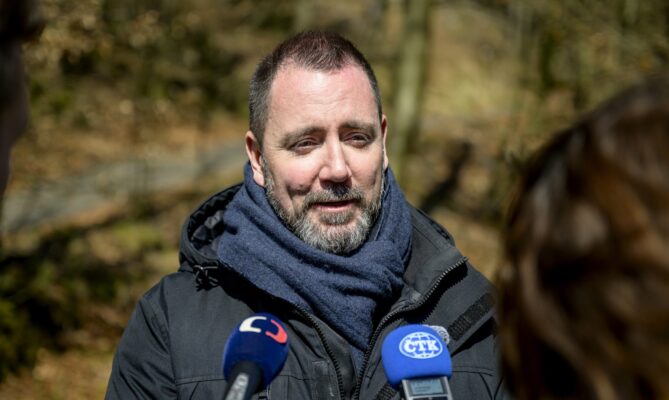 Letos v dubnu se ministr životního prostředí Igor vypravil do přírody na otevření nové turistické stezky mezi Hřenskem v národním parku České Švýcarsko a Schmilkou v národním parku Saské Švýcarsko. Foto: ČTK
