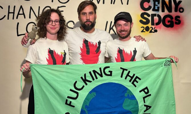 Tým Asociace pro mezinárodní otázky získal cenu SDGs v kategorii Změna klimatu a ochrana přírody (zleva Lucia Vilimovská, Vojtěch Pecka, Tomáš Jungwirth Březovský). Foto: poskytnuto A-CSR