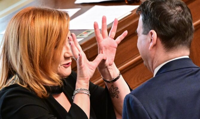 Ministryně financí Alena Schillerová (ANO) a ministr zahraničí Petr Macinka (Motoristé). Oba zrušili odbor udržitelnosti, Macinka ještě za svého působení na ministerstvu životního prostředí. Foto: ČTK / Vondrouš Roman