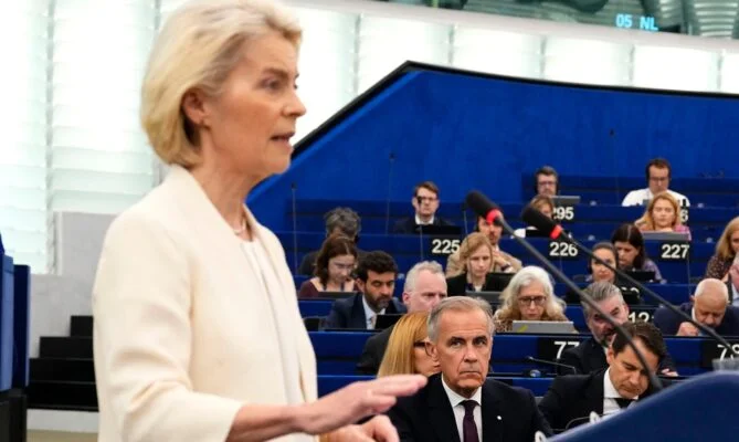 Kanadský premiér Mark Carney se 16. září 2026 zúčastnil projevu předsedkyně Evropské komise Ursuly von der Leyenové o stavu Evropské unie v Evropském parlamentu ve Štrasburku. Foto: ČTK