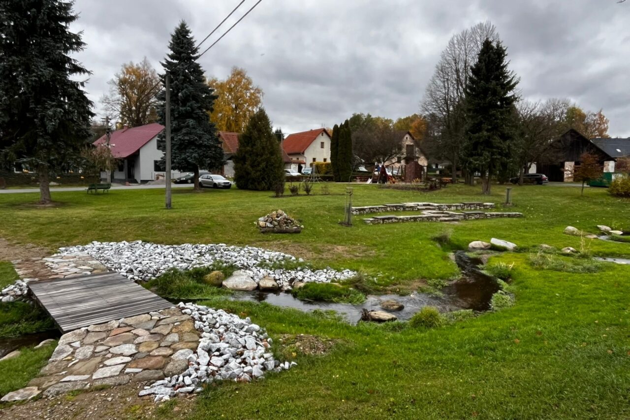 Stále více obcí revitalizuje místní potoky a vyvádí je ze starých betonových koryt či podzemí zpět k přirozené podobě, jako to udělaly Prostředkovice na Jihlavsku. Foto: poskytnuto UJEP