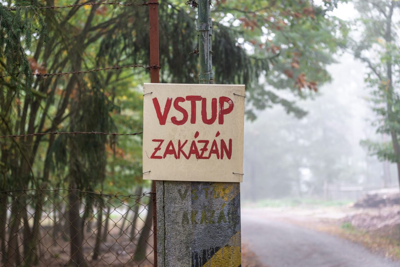 Tady končí les a začíná lom, který provozuje společnost Kámen Zbraslav. Vstup jen pro povolané. Foto: Kateřina Hefler, Ekonews