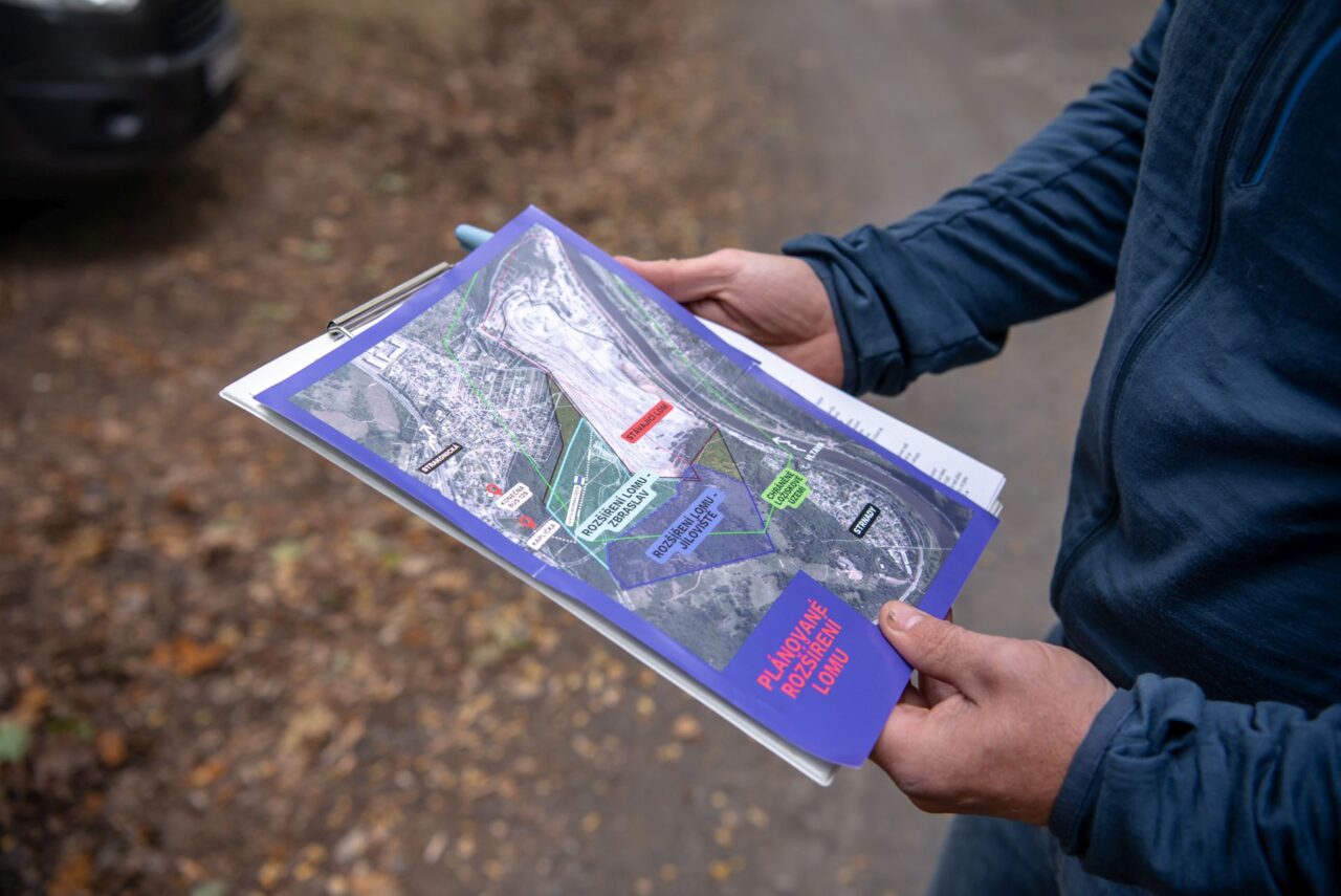 Plánek rozšíření těžby kamene. K další lokalitě Zbraslav by měla přibýt ještě část lesa v katastru Jíloviště. Foto: Kateřina Hefler, Ekonews