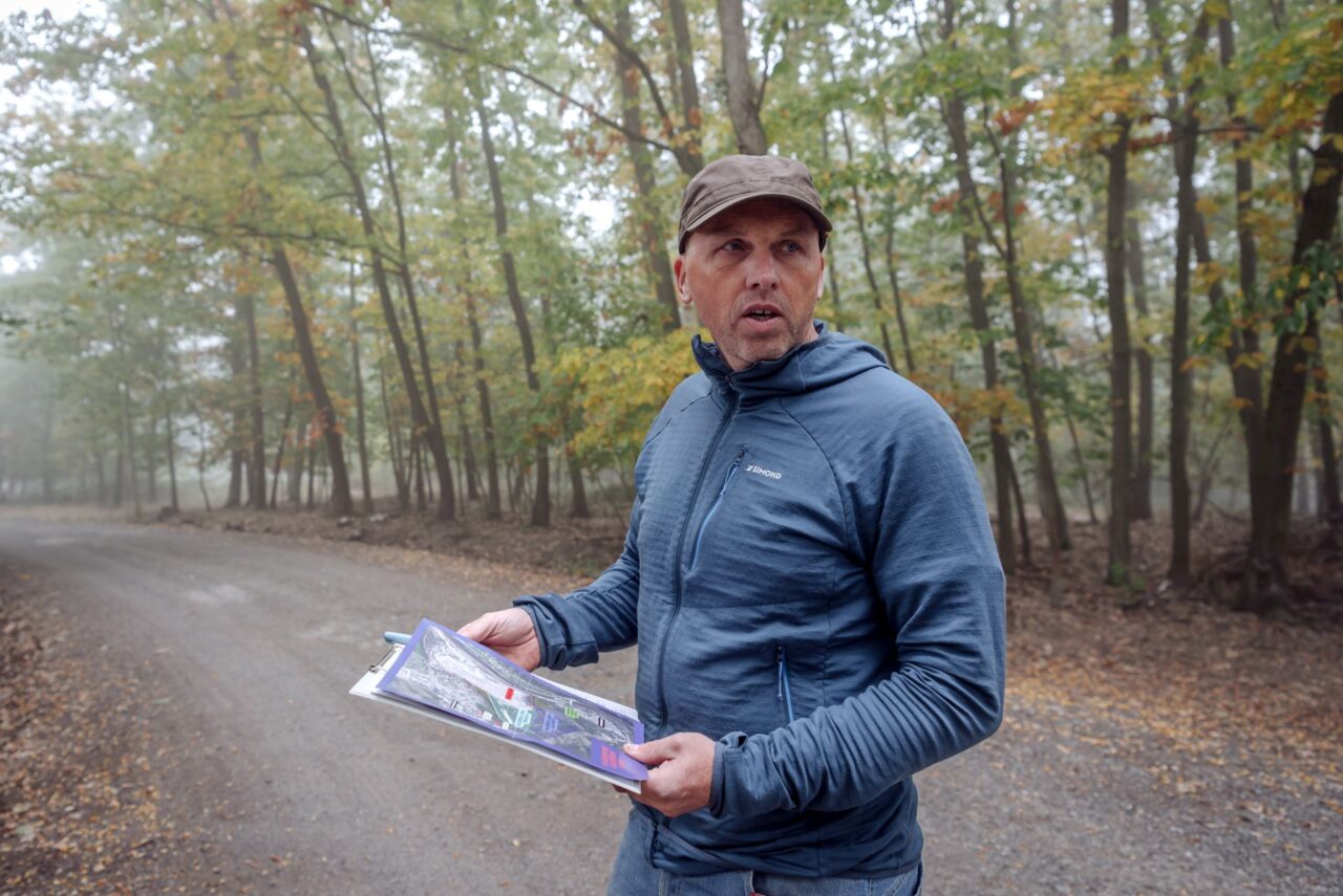 Radek Rejna žije na Zbraslavi už zhruba dvě dekády. Byl radním pro životní prostředí, v uplynulém volebním období pak opozičním zastupitelem. Rozšíření lomu odmítá kvůli prachu a dopravní zátěži. Foto: Kateřina Hefler, Ekonews