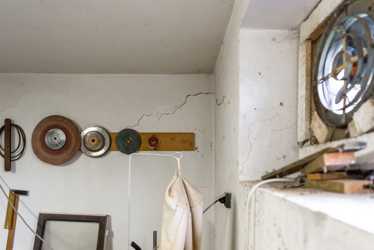 V kůlně za garáží mají manželé Novotní viditelné praskliny. Odstřelování kamene otřese vždy celým domem. Foto: Kateřina Hefler