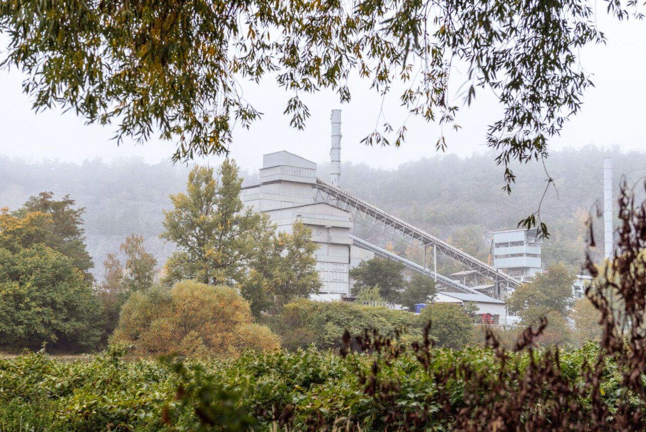 V kamenolomu se surovina rovnou třídí a drtí. Je tu i betonárka. Foto: Kateřina Hefler, Ekonews
