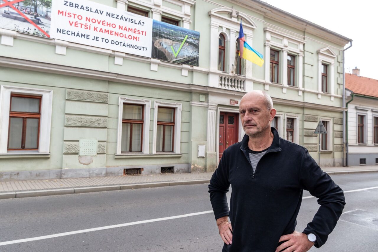 Otakar van Gemund má na domě plachtu vyjadřující nesouhlas s rozšířením kamenolomu. Foto: Kateřina Hefler, Ekonews