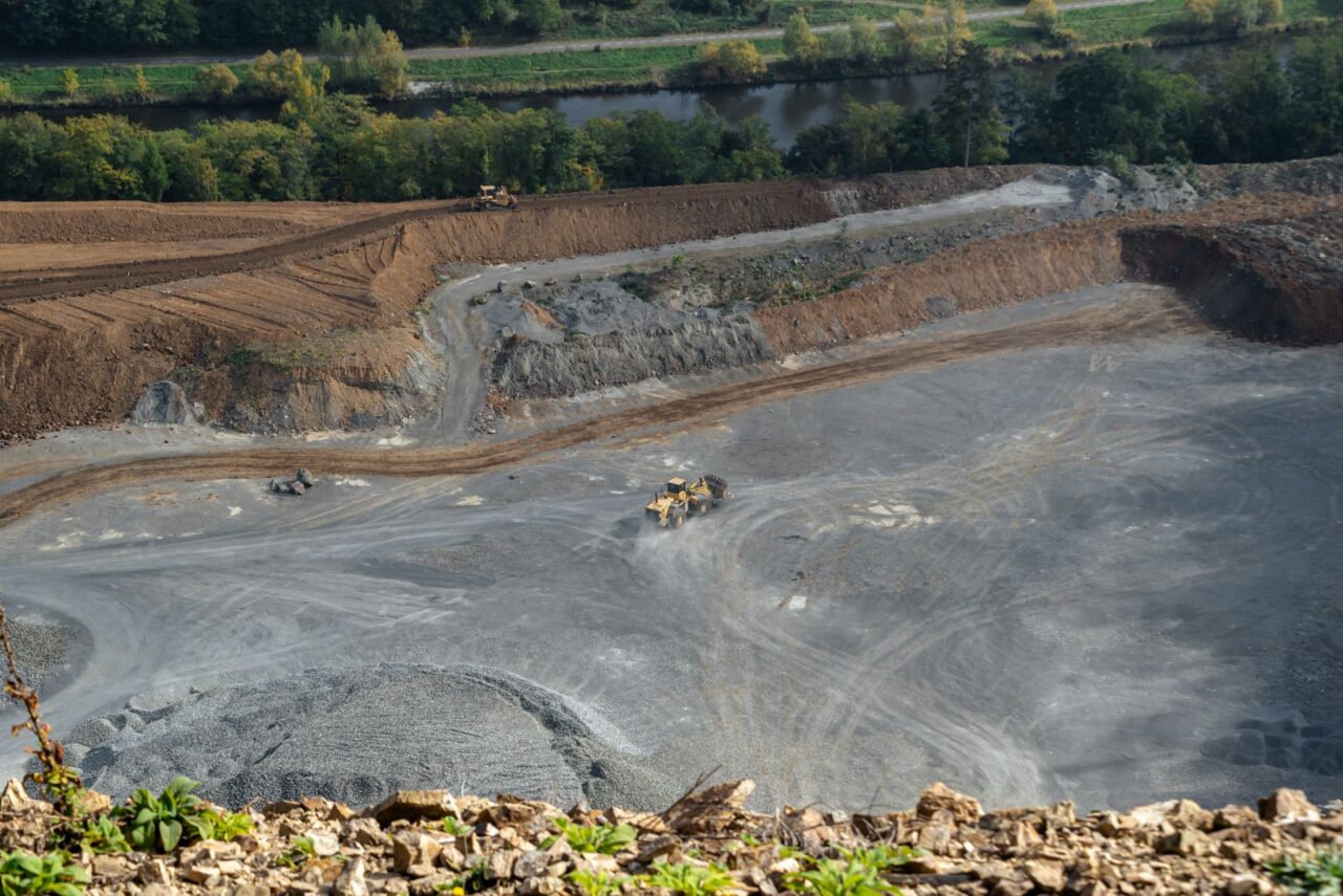 Zátěž kamenolomu spočívá i v těžkých náklaďácích, kteří si pro materiál jezdí už od brzkých ranních hodin. Foto: Kateřina Hefler, Ekonews