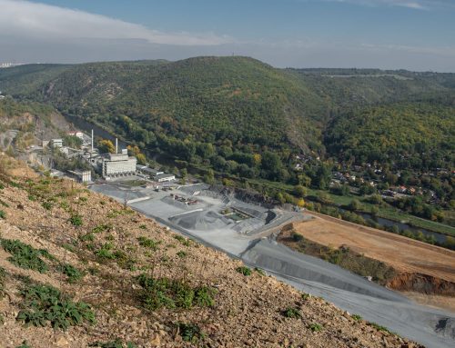 Kamenolom, nebo stromy? Zbraslavští odmítají rozšíření těžby kamene, vadí jim hlavně prach a doprava