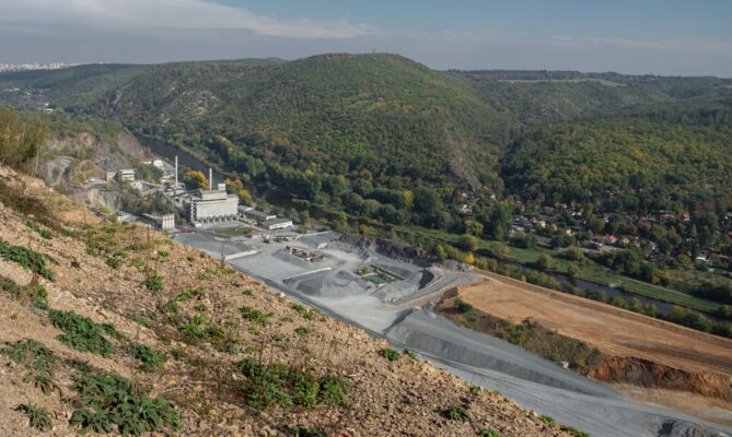 Zatím kamenolom „ukousl“ jen jednu část kopce. Brzo se možná rozšíří. Foto: Kateřina Hefler, Ekonews