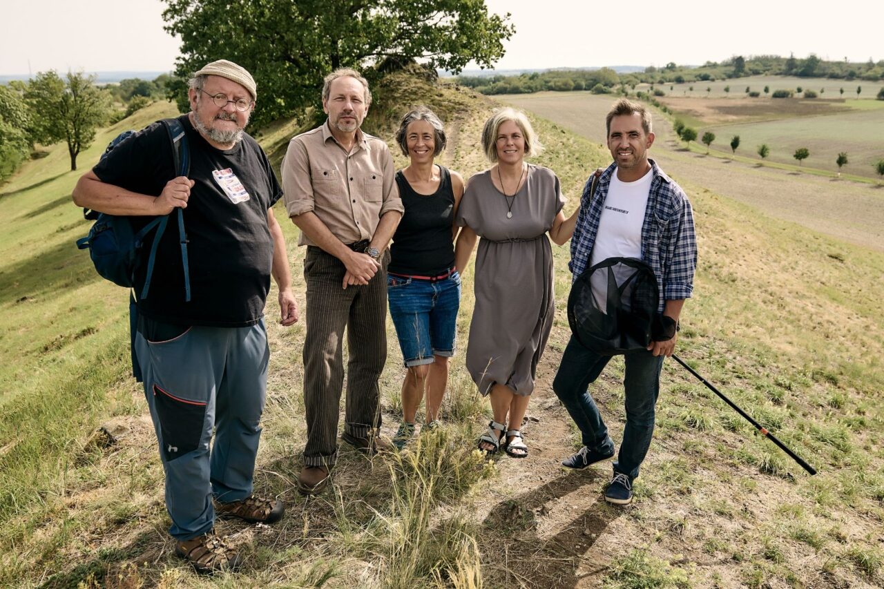 Tvůrčí tým a hlavní aktéři snímku (zleva): biolog Jiří Sádlo, paleoekolog Petr Pokorný, režisérka Markéta Ekrt Válková, ekoložka Eva Volfová a biolog Ondřej Sedláček. Foto: poskytnuto Markétou Ekrt Válkovou