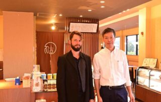 Čajový someliér Areek Jan Martinec dováží z Japonska čaj od tamních farmářů. Na snímku s prezidentem společnosti Maruyoshi Kendžim Jošinagou. Foto: poskytnuto společností Rishe Tea