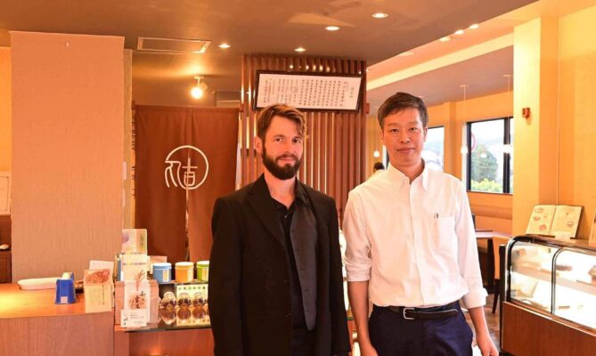 Čajový someliér Areek Jan Martinec dováží z Japonska čaj od tamních farmářů. Na snímku s prezidentem společnosti Maruyoshi Kendžim Jošinagou. Foto: poskytnuto společností Rishe Tea