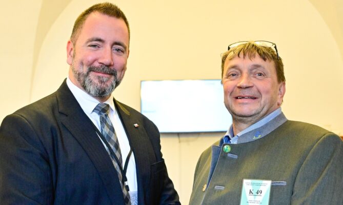 Ministr životního prostředí Igor Červený a ředitel Správy Krkonošského národního parku Petr Moravec na mimořádné schůzi sněmovního výboru pro životní prostředí. Foto: ČTK / Vondrouš Roman